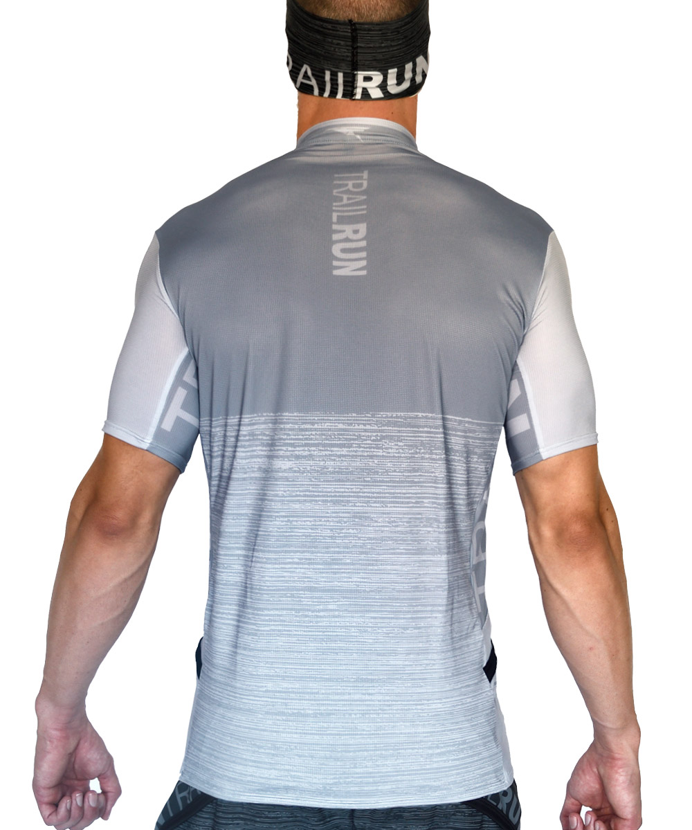 Camiseta trail running color gris piedra con cremallera tipo maillot confeccionada con tejido de alta elasticidad, de rapido secado y optima transpirabilidad.