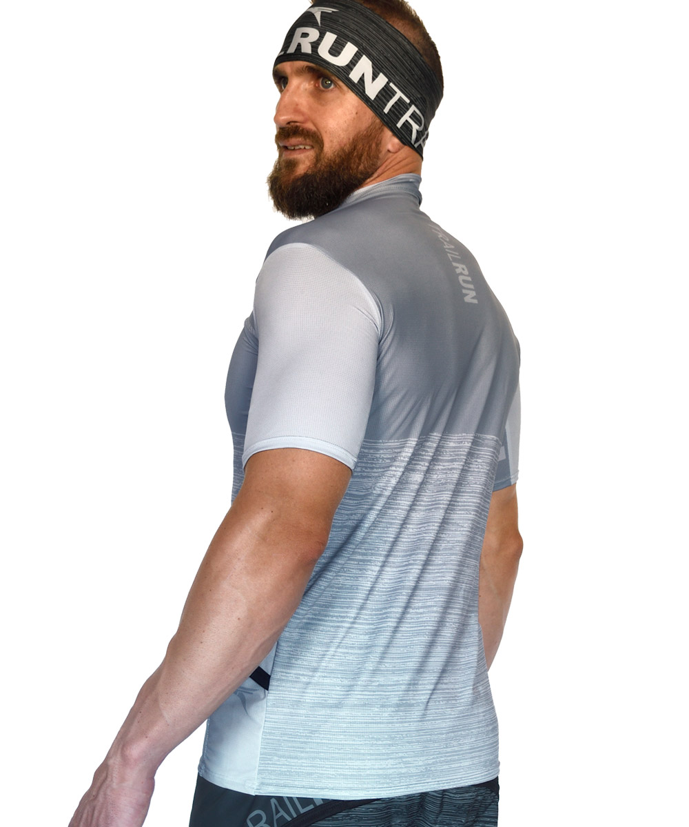 Camiseta trail running color gris piedra con cremallera tipo maillot confeccionada con tejido de alta elasticidad, de rapido secado y optima transpirabilidad.